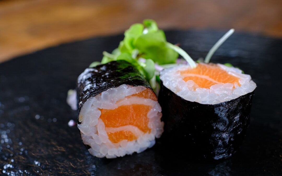 Receta sushi de salmón ahumado con aguacate